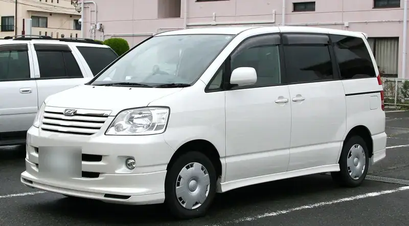 Toyota Noah R60 (2001-2004)