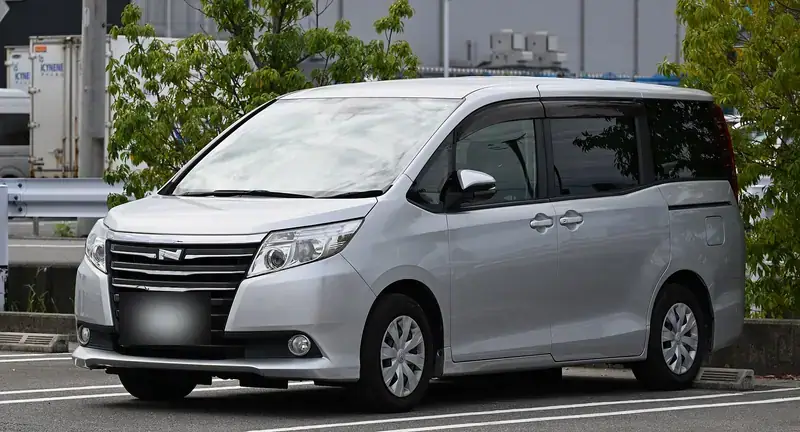 Toyota Noah R80 (2014-2017)