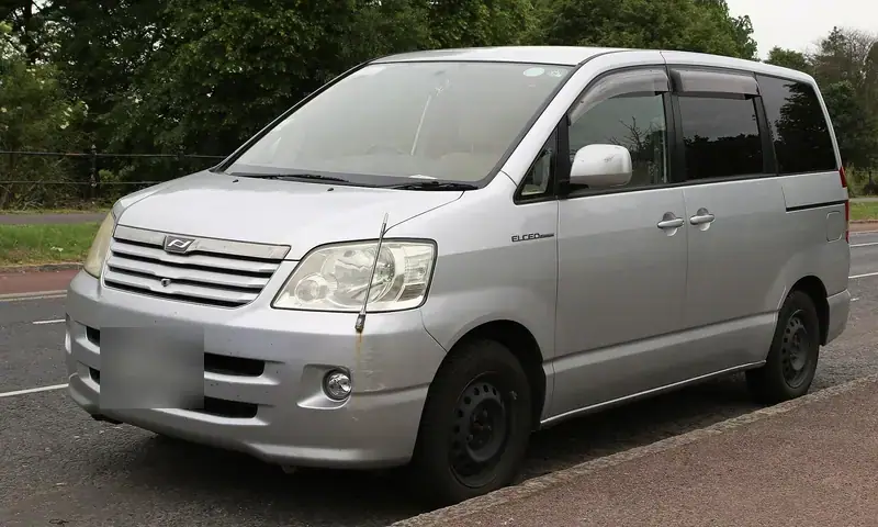 Toyota Noah R60 Facelift (2004-2007)
