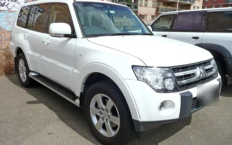Mitsubishi Pajero V90
